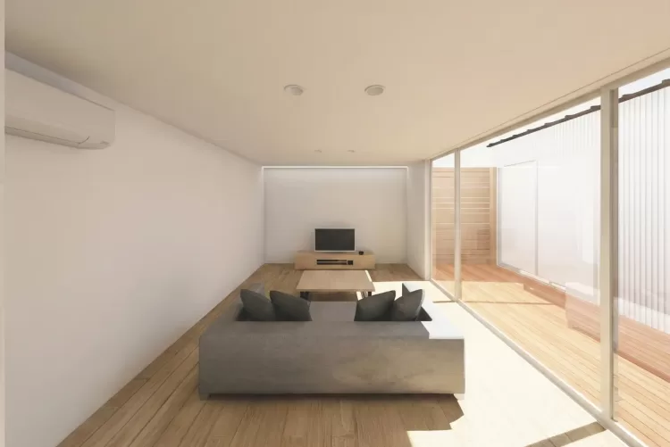 大きな窓から中庭と繋がる開放的なリビング。ナラの床材とグレーのソファ、間接照明が美しい洗練された空間